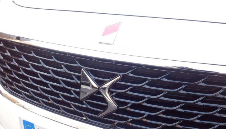 DS Performance Line quattro motivi, dettaglio calandra.