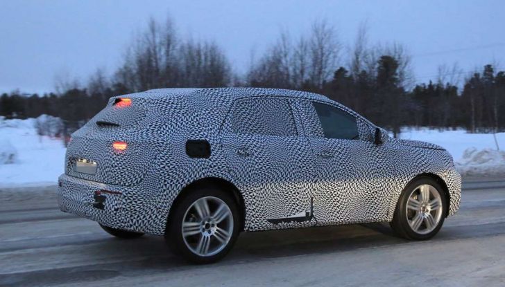 DS7 SUV prime foto spia laterale