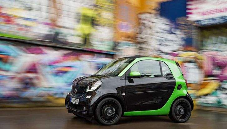 Smart elettrica vista laterale frontale.