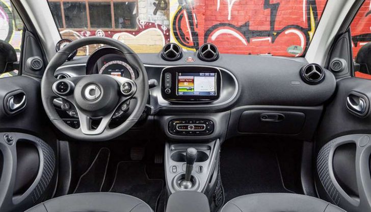 Smart, interno, postazione di guida e dotazioni.