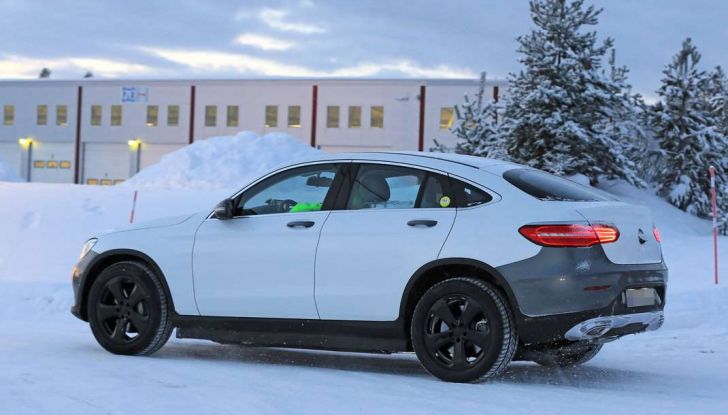 Mercedes-Benz, prime immagini spia del nuovo modello 100% elettrico (23)