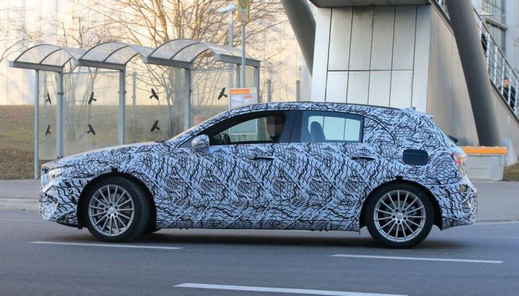 Mercedes Classe A nuove foto spia 2017, fiancata.