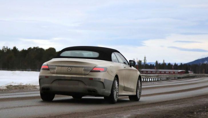 Mercedes Classe S Cabrio restyling, immagine spia, in movimento fuori città.