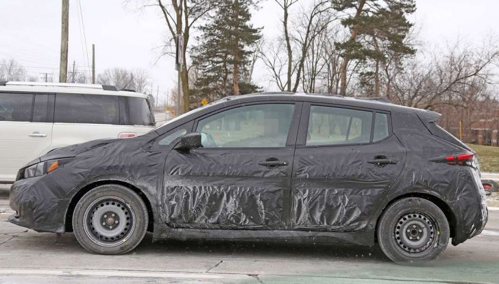 Nissan Leaf 2018, prime foto spia della nuova generazione laterale