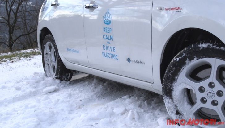 Nissan Leaf, prova di sterzata sulla neve.