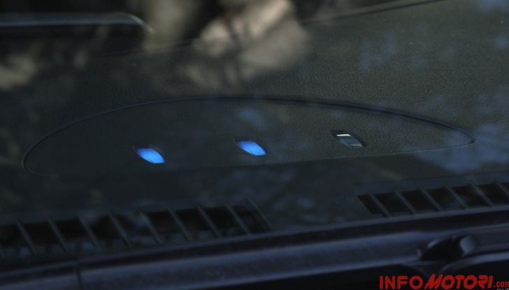 Nissan Leaf, spia di ricarica visibile esternamente.