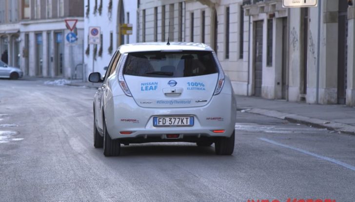 Nissan Leaf vista posteriore, test drive.