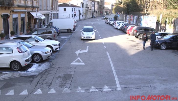 Nissan Leaf vista dall'alto e da lontano.