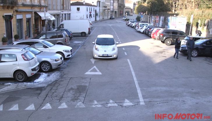 Nissan Leaf, vista dall'alto frontalmente.