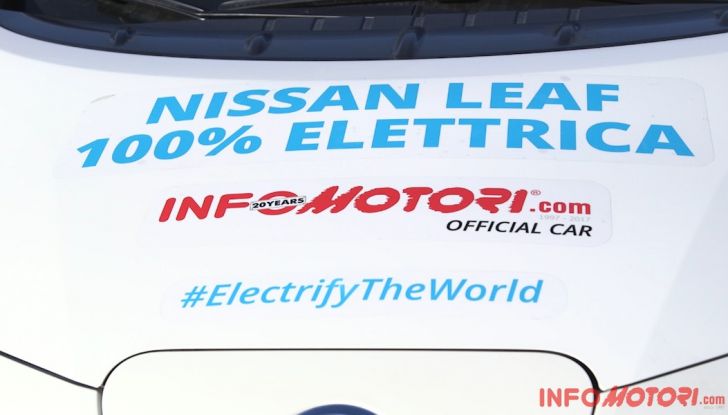 Nissan Leaf, scritte su auto.
