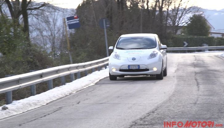 Prova su strada della Nissan Leaf.