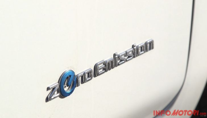 Nissan Leaf, logo zero emissioni.