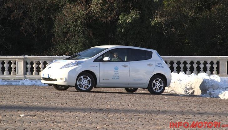 Nissan Leaf, prova su strada vista 3/4 anteriore laterale.