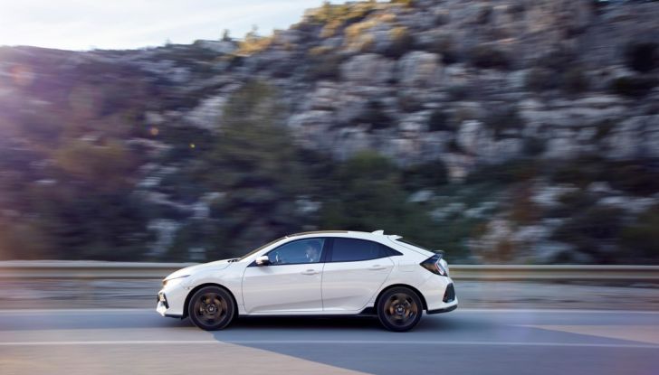 Civic Honda nuova, laterale prova su strada.