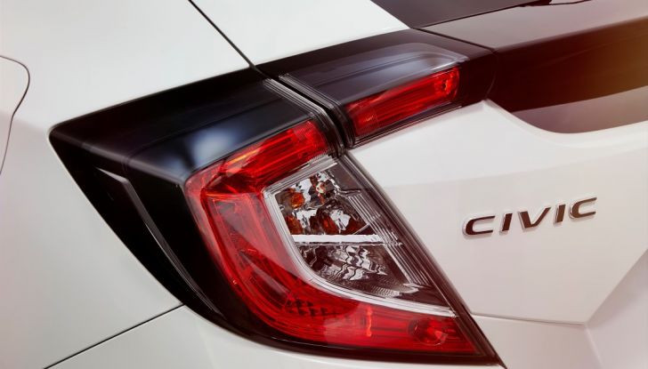 Nuova Honda Civic 2017, design efficiente dello spoiler e del gruppo ottico.