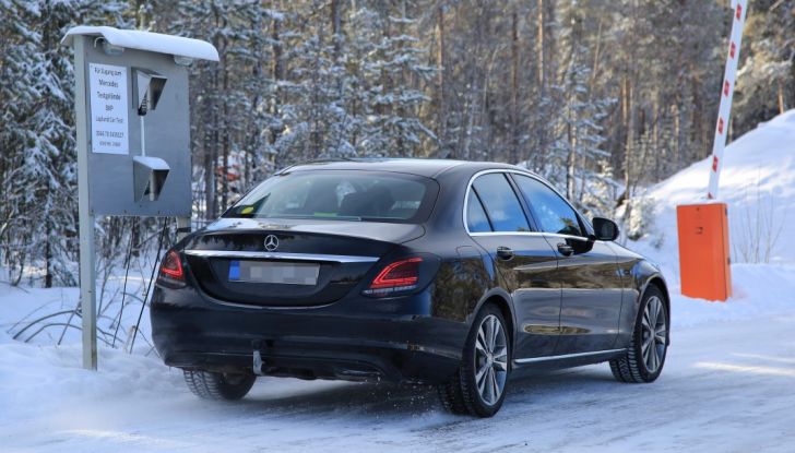 Mercedes Classe C Facelift, prime immagini spia e dettagli del nuovo modello - Foto 18 di 20