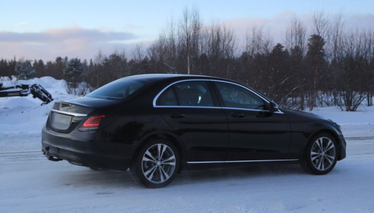 Mercedes Classe C Facelift, prime immagini spia e dettagli del nuovo modello - Foto 3 di 20