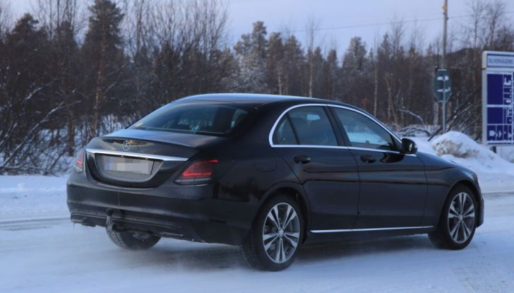 Mercedes Classe C Facelift, prime immagini spia e dettagli del nuovo modello - Foto 4 di 20