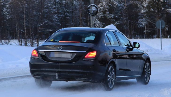 Mercedes Classe C Facelift, prime immagini spia e dettagli del nuovo modello - Foto 6 di 20