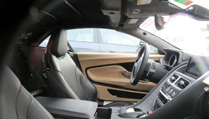 Aston Martin DB11 Volante 2018: le prime foto spia - Foto 18 di 24
