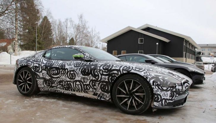 Aston Martin DB11 Volante 2018: le prime foto spia - Foto 23 di 24