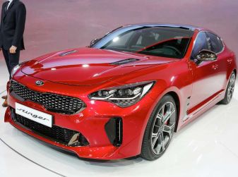 Kia Stinger, la berlina sportiva a trazione posteriore