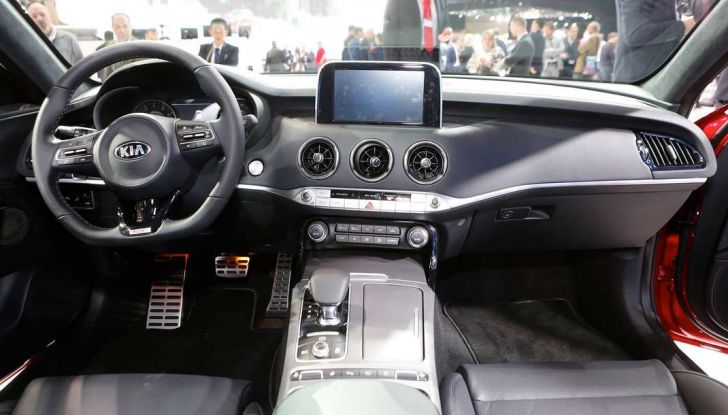 Kia Stinger, la berlina sportiva a trazione posteriore - Foto 11 di 17
