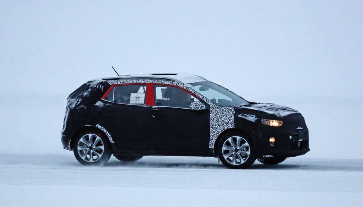 Kia Stonic, prime immagini e informazioni del nuovo crossover coreano - Foto 4 di 10