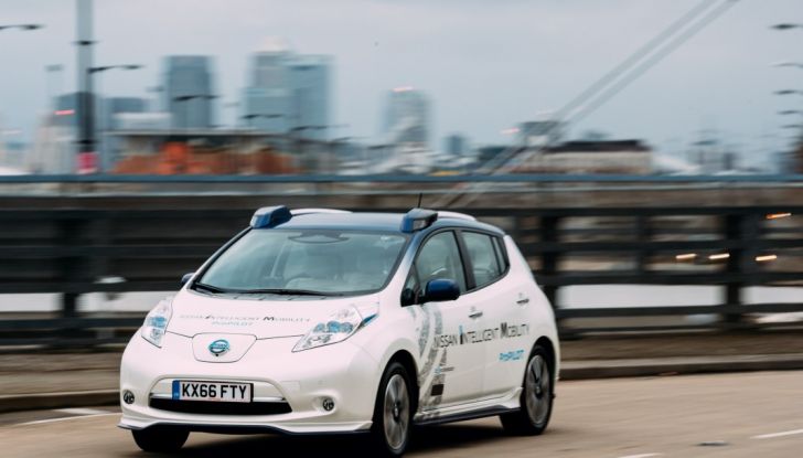 Nissan Leaf, la guida autonoma avanza nel traffico di Londra - Foto 9 di 23
