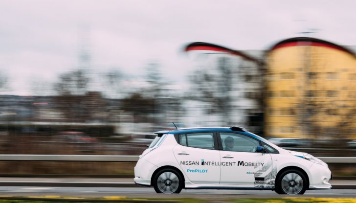 Nissan Leaf, la guida autonoma avanza nel traffico di Londra - Foto 8 di 23