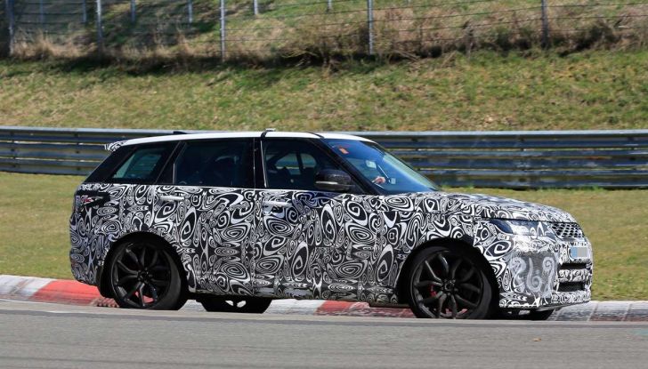 Range Rover Sport SVR prime foto spia dei test al Nurburgring - Foto 8 di 14