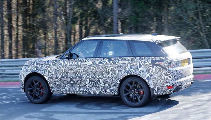 Range Rover Sport SVR prime foto spia dei test al Nurburgring - Foto 3 di 14