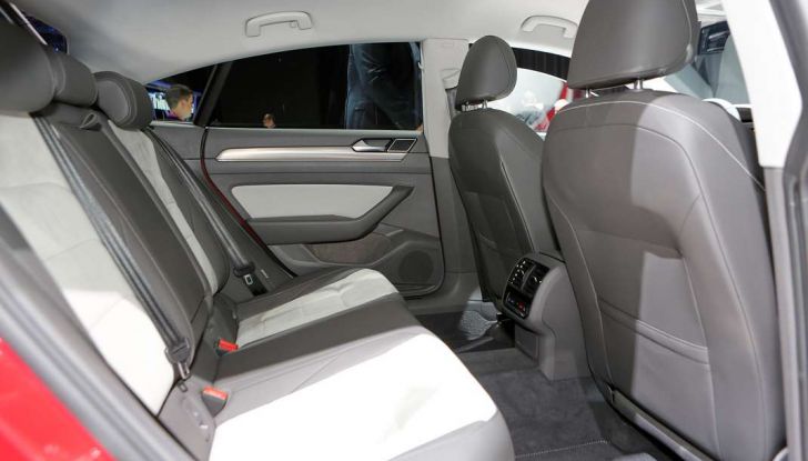 Volkswagen Arteon, la fastback che arriva da Wolfsburg - Foto 23 di 37