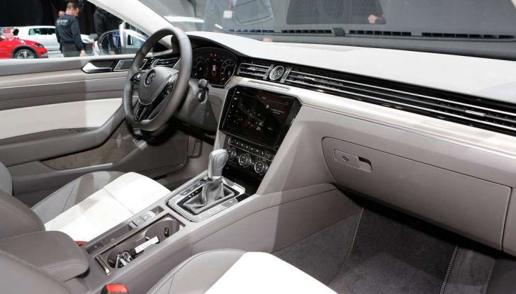 Volkswagen Arteon, la fastback che arriva da Wolfsburg - Foto 24 di 37