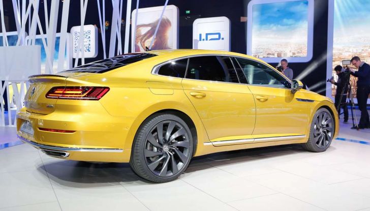 Volkswagen Arteon, la fastback che arriva da Wolfsburg - Foto 10 di 37