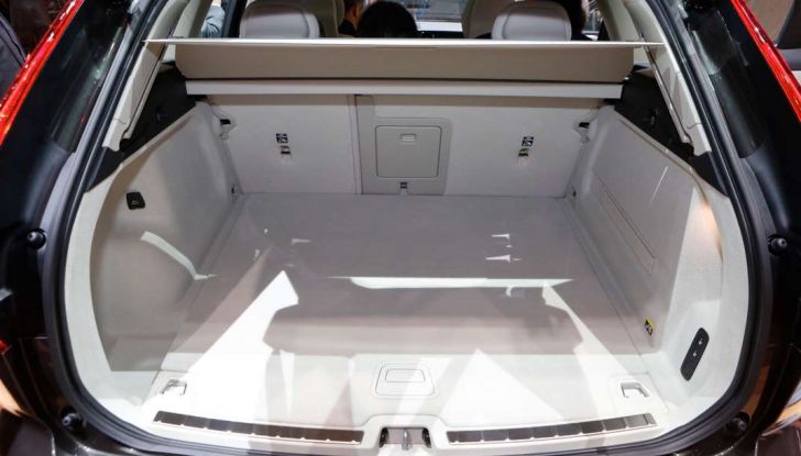 Nuova Volvo XC60 2017: Il martello di Thor - Foto 5 di 22