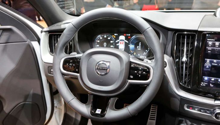 Nuova Volvo XC60 2017: Il martello di Thor - Foto 9 di 22