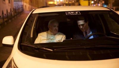 Papa Francesco si muove con Nissan LEAF, auto 100% elettrica