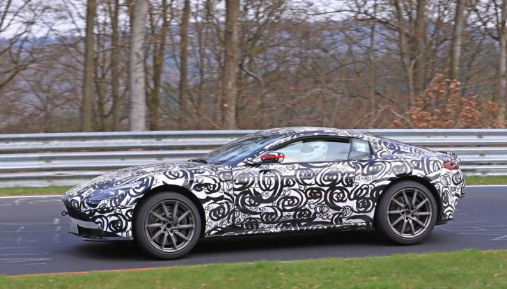 Aston Martin Vantage 2018 prime immagini spia della sportiva inglese - Foto 17 di 23