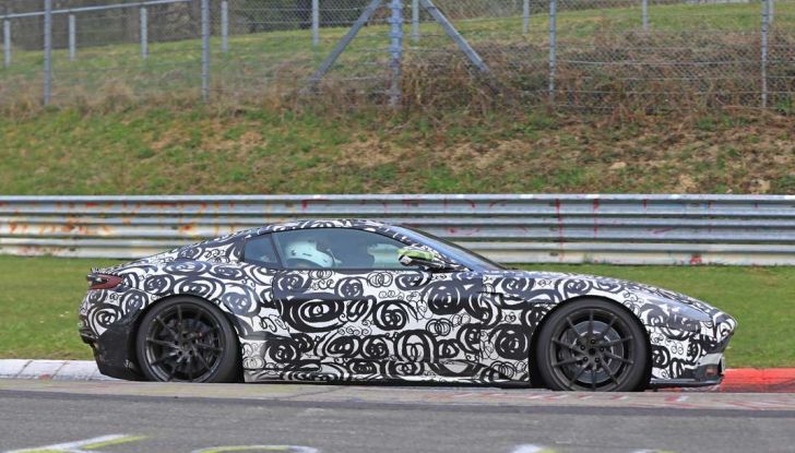 Aston Martin Vantage 2018 prime immagini spia della sportiva inglese - Foto 2 di 23
