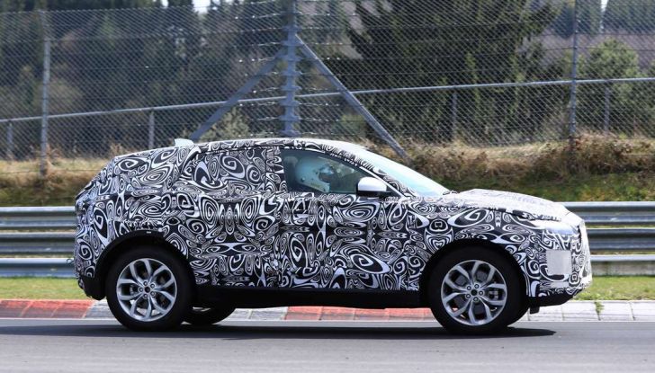 Jaguar E-Pace 2018, prime immagini spia dei test dinamici - Foto 1 di 13
