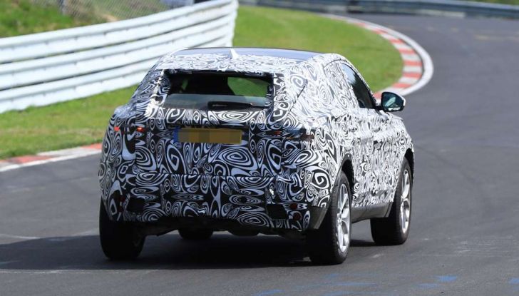 Jaguar E-Pace 2018, prime immagini spia dei test dinamici - Foto 11 di 13