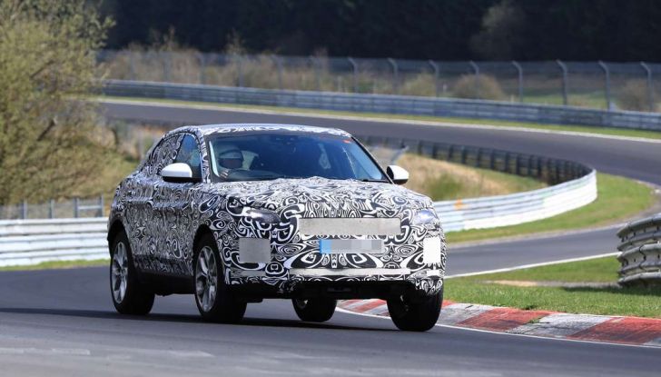 Jaguar E-Pace 2018, prime immagini spia dei test dinamici - Foto 12 di 13