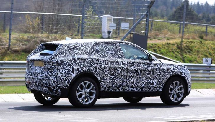 Jaguar E-Pace 2018, prime immagini spia dei test dinamici - Foto 3 di 13