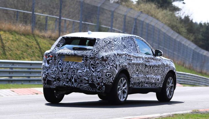 Jaguar E-Pace 2018, prime immagini spia dei test dinamici - Foto 5 di 13