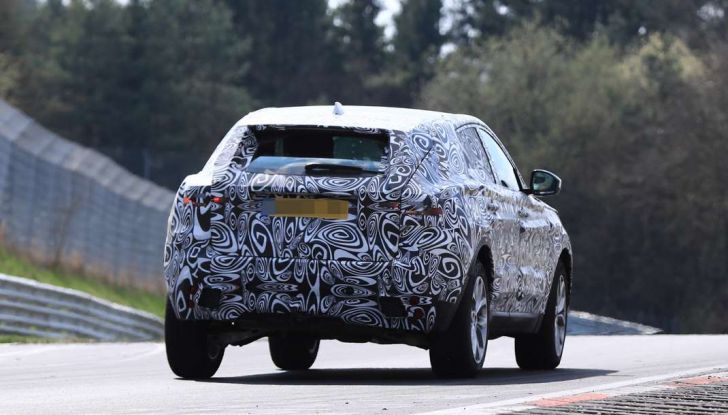 Jaguar E-Pace 2018, prime immagini spia dei test dinamici - Foto 7 di 13