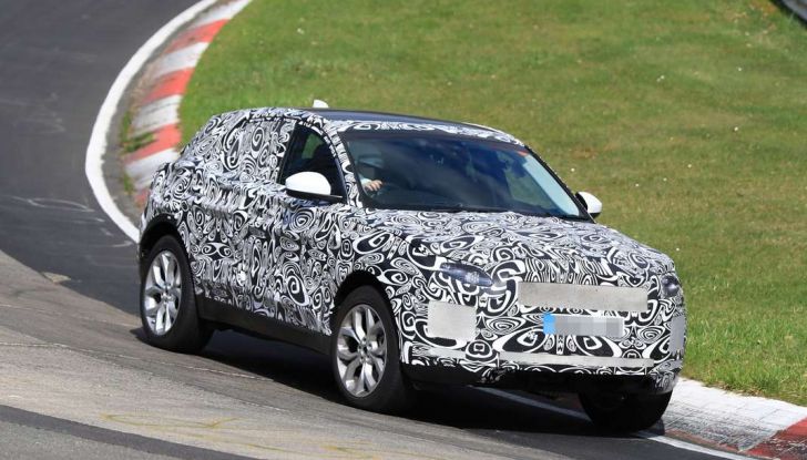 Jaguar E-Pace 2018, prime immagini spia dei test dinamici - Foto 2 di 13
