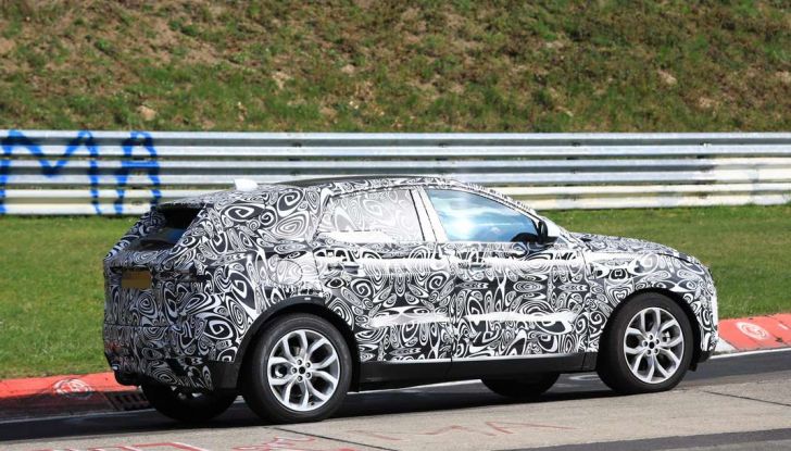Jaguar E-Pace 2018, prime immagini spia dei test dinamici - Foto 9 di 13
