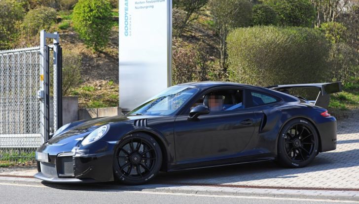 Porsche 911 GT2 2018, prime foto al Nurburgring - Foto 9 di 23