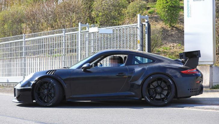 Porsche 911 GT2 2018, prime foto al Nurburgring - Foto 10 di 23